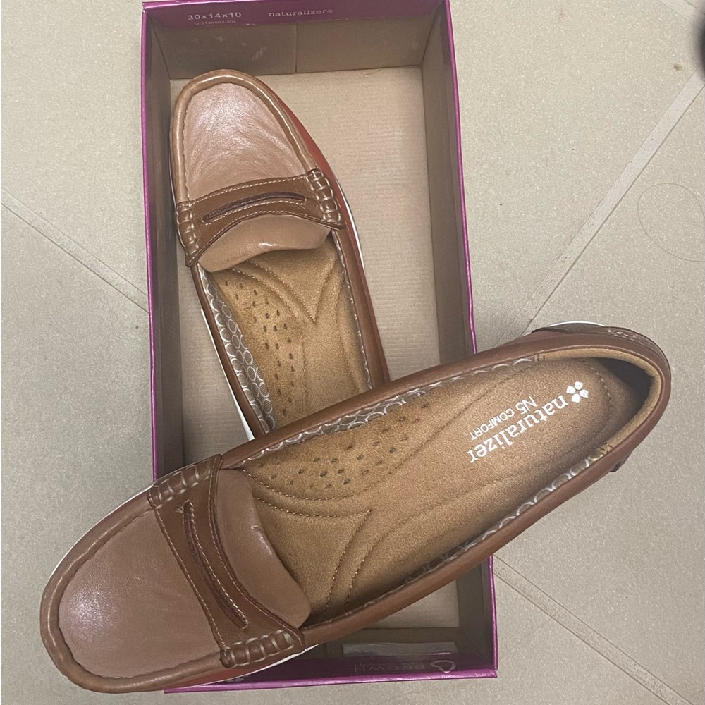 Women’s Naturalizer slip on shoes, tan and orange color  size 8 1/2 medium
